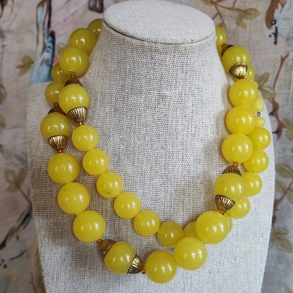 Lemoncello Lemonade Lemon Yellow Faceted Vintage Round Lucite Bead  Necklace EUC - Picture 2 of 8
